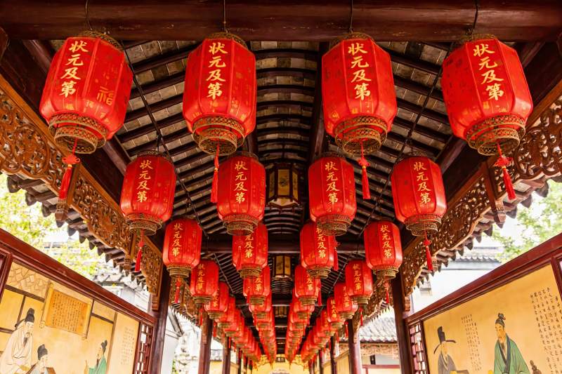 古建筑长廊挂满红灯笼图片