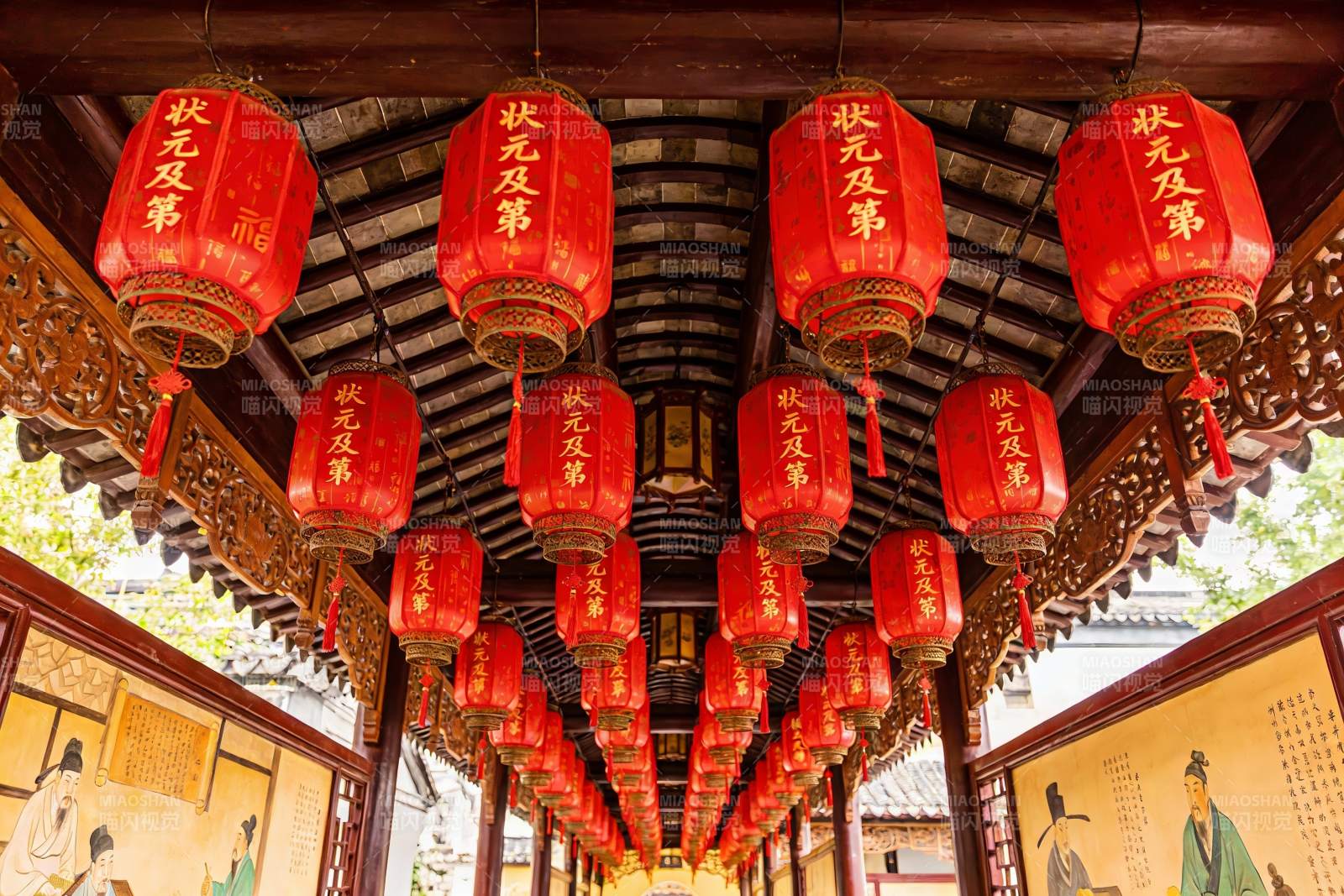 古建筑长廊挂满红灯笼图片
