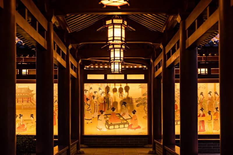 古色古香长廊夜景光影交错图片