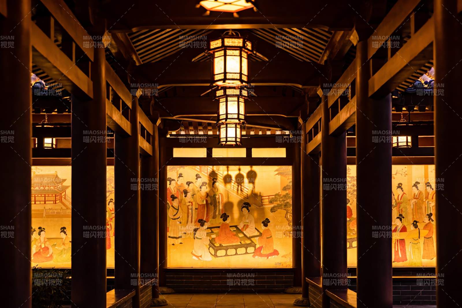 古色古香长廊夜景光影交错图片