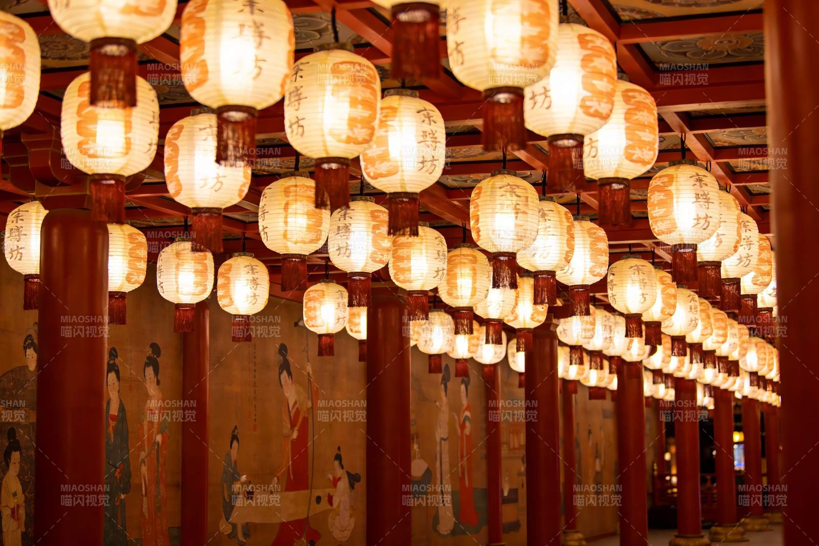 古色古香灯笼长廊图片