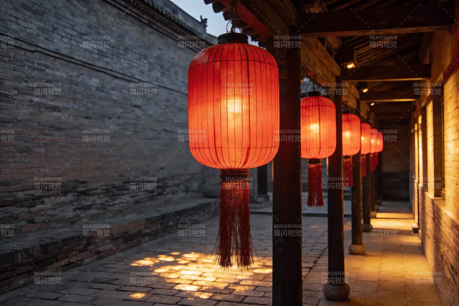 古巷红灯笼夜景图片