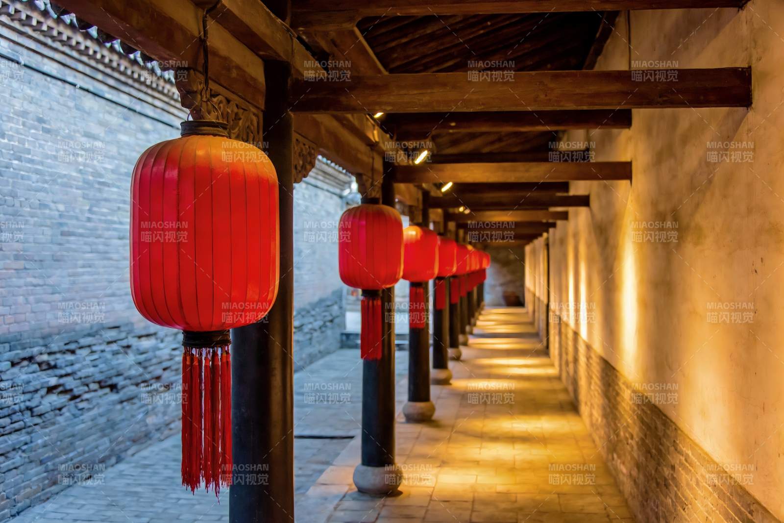 古色古香长廊红灯笼图片