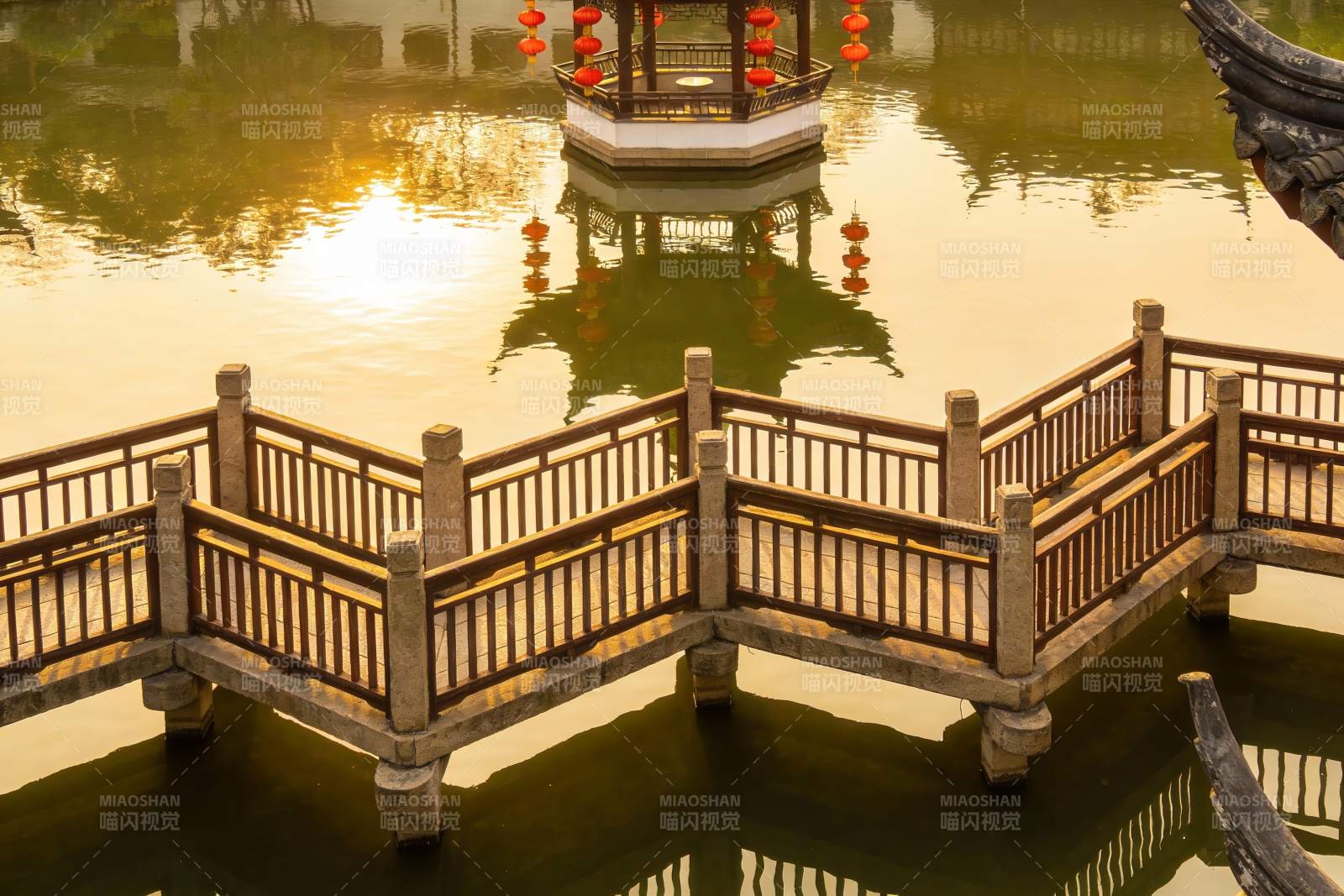 古桥流水红灯笼图片