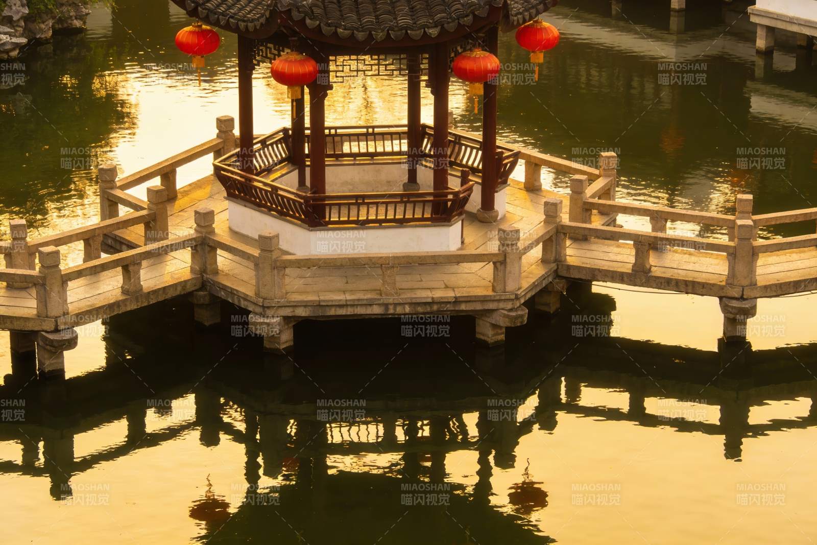 古典亭台倒映水中红灯笼图片