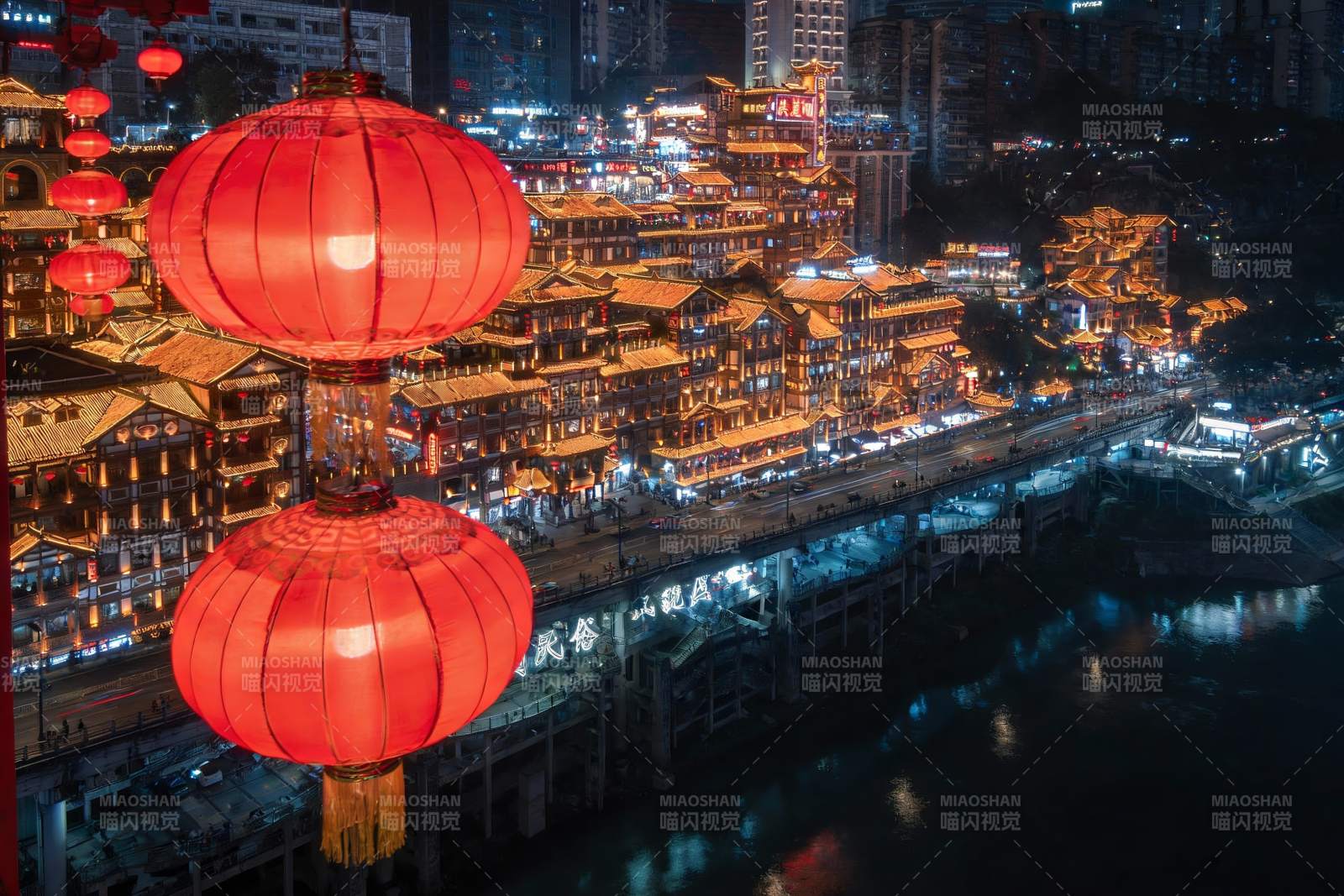 夜景城市灯火辉煌红灯笼高挂图片