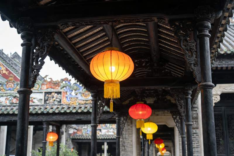 古建筑廊檐下悬挂的彩色灯笼图片