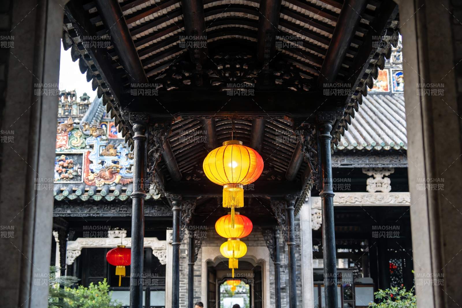 古建筑庭院灯笼高挂图片