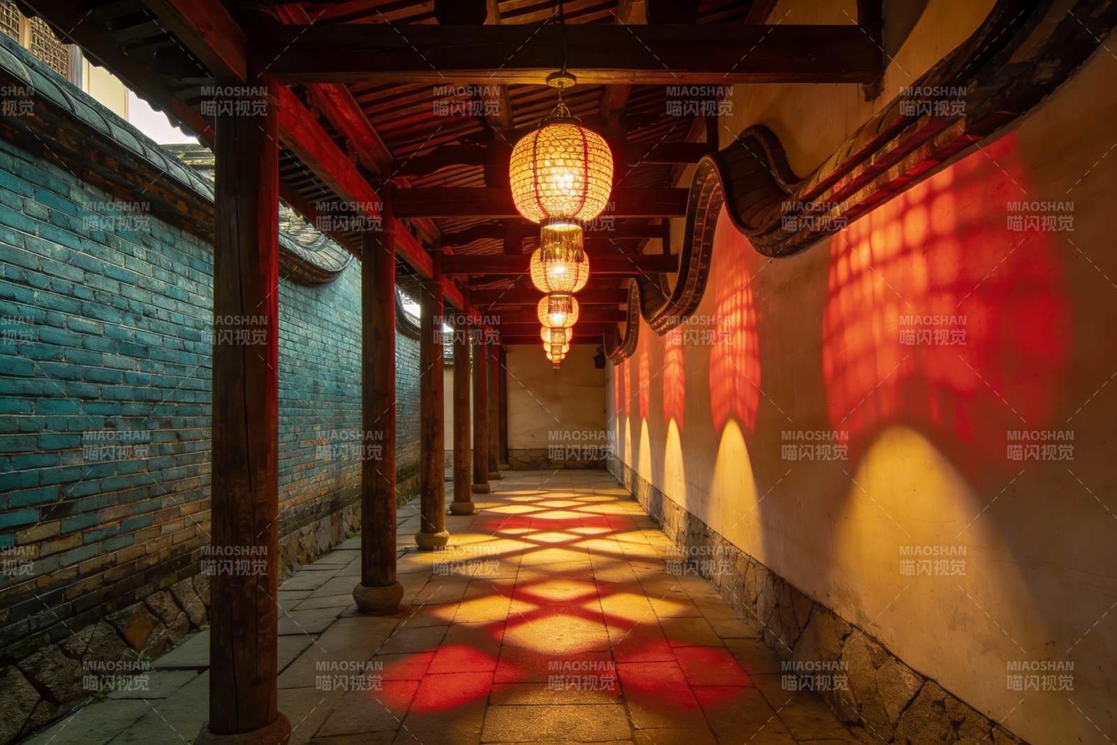 古色古香长廊灯笼光影图片