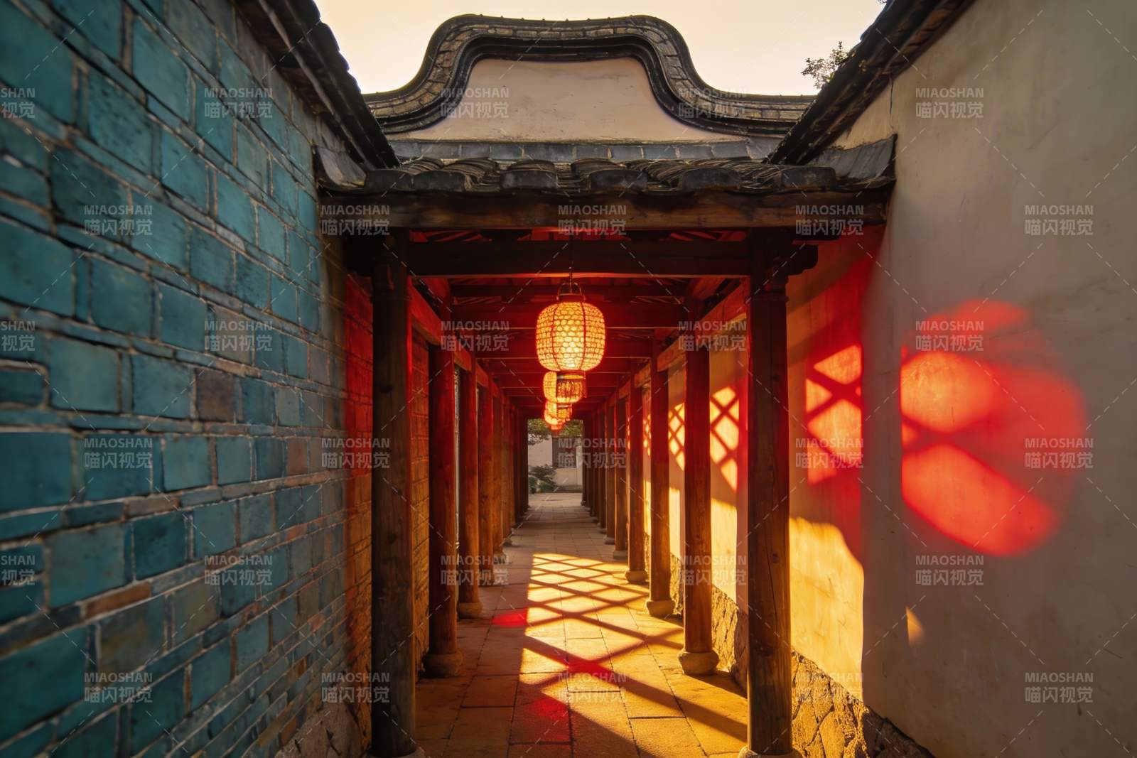 古建筑长廊夕阳光影图片