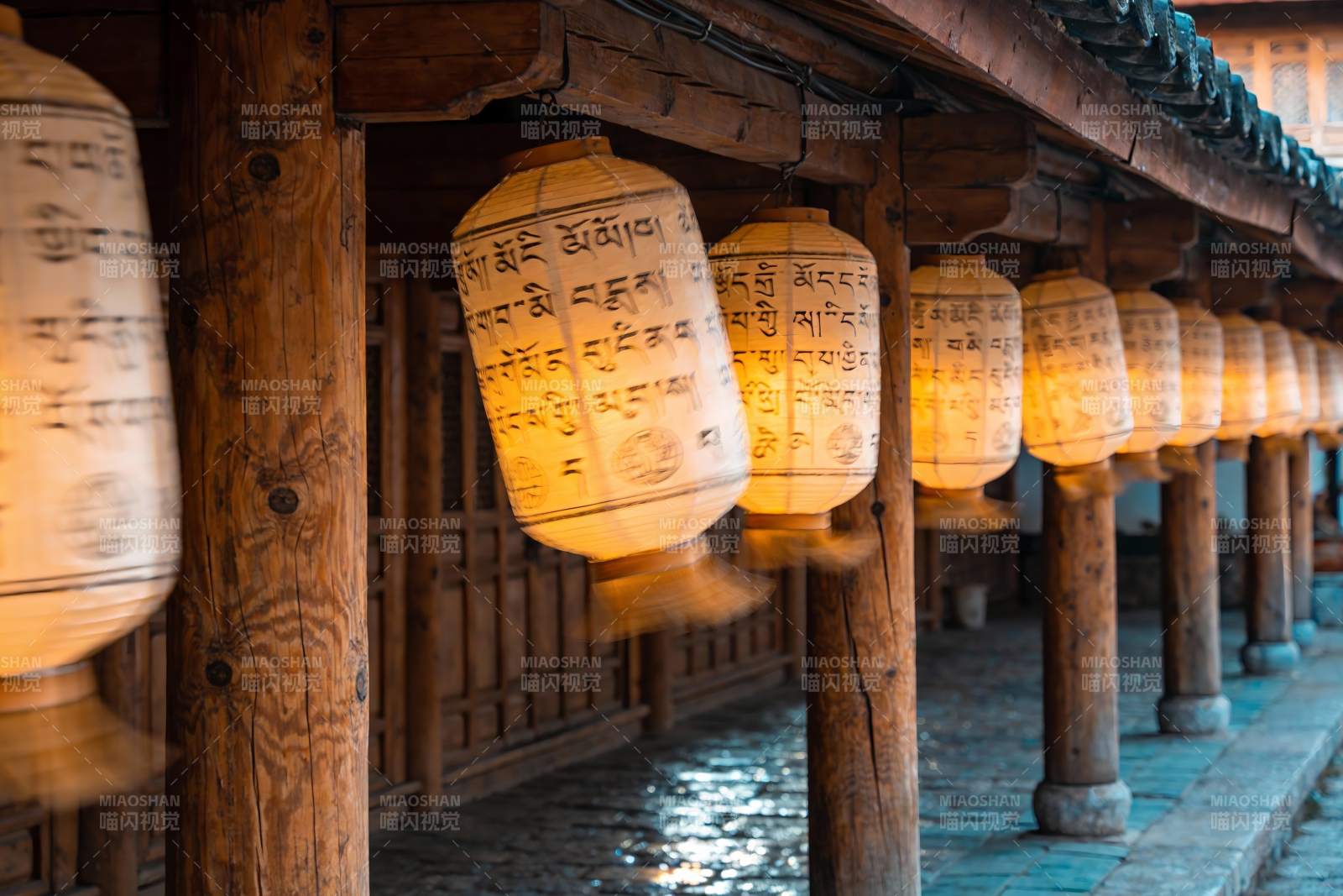古建筑长廊灯笼光影图片