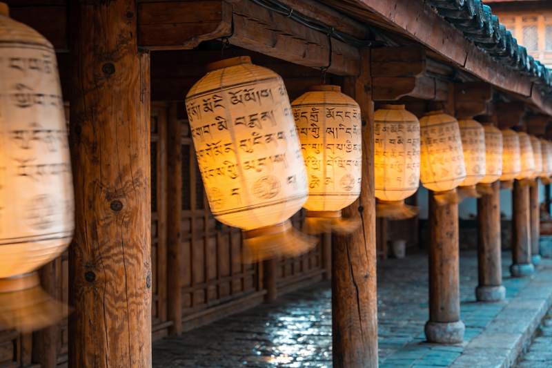 古建筑长廊灯笼光影图片