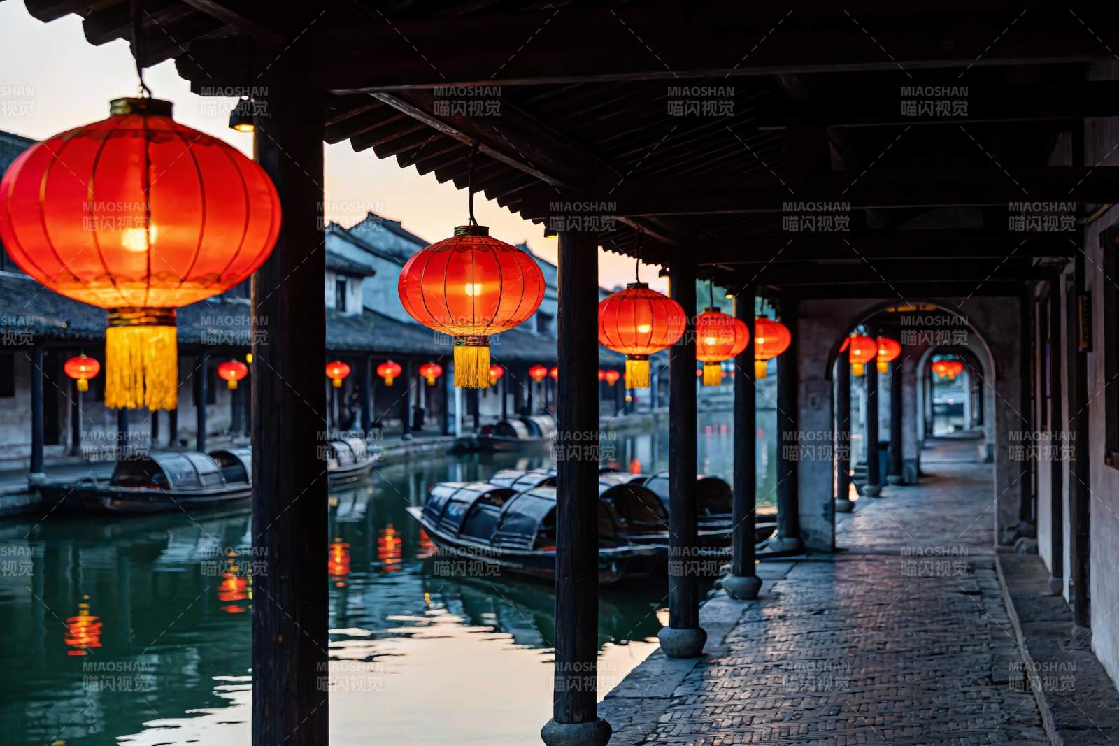 古街水乡夜景红灯笼图片