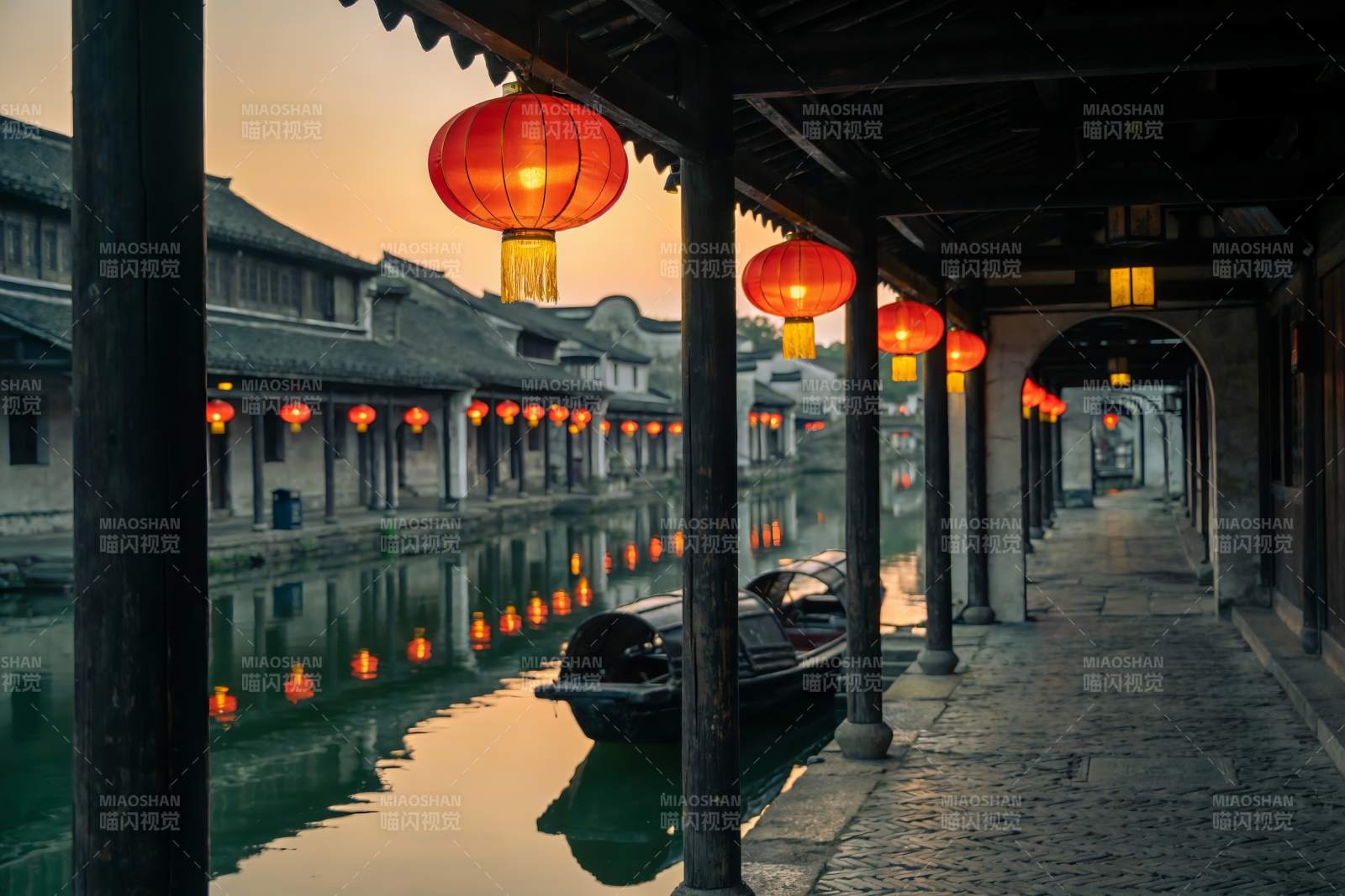 古巷水乡夜景红灯笼图片