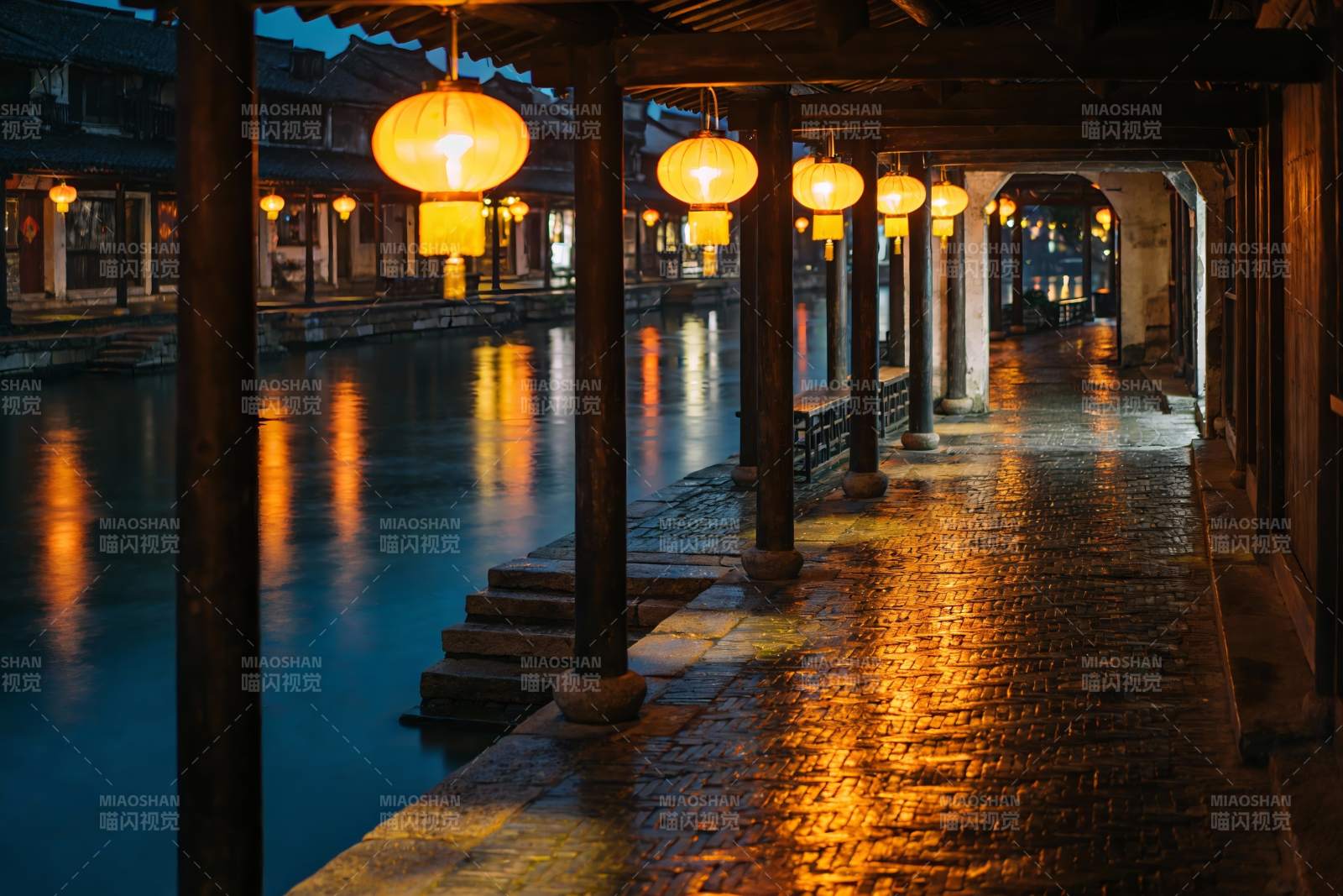 夜色水乡古街灯笼映河图片
