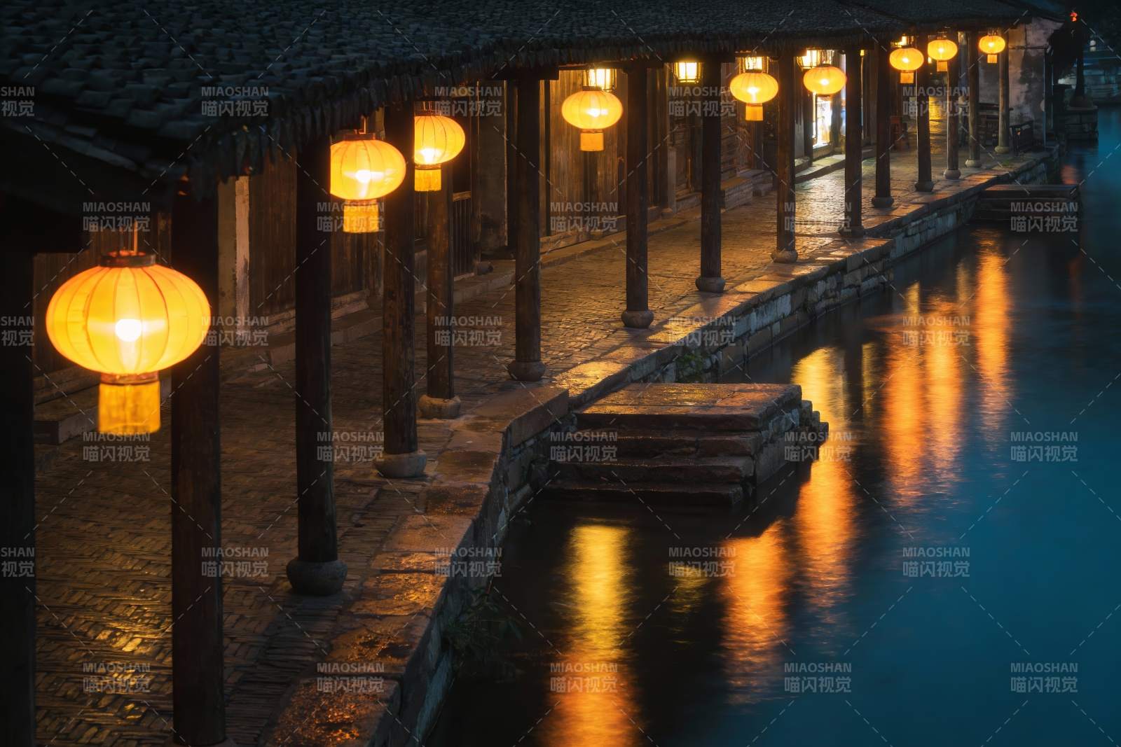 古街水巷夜景灯笼映水图片