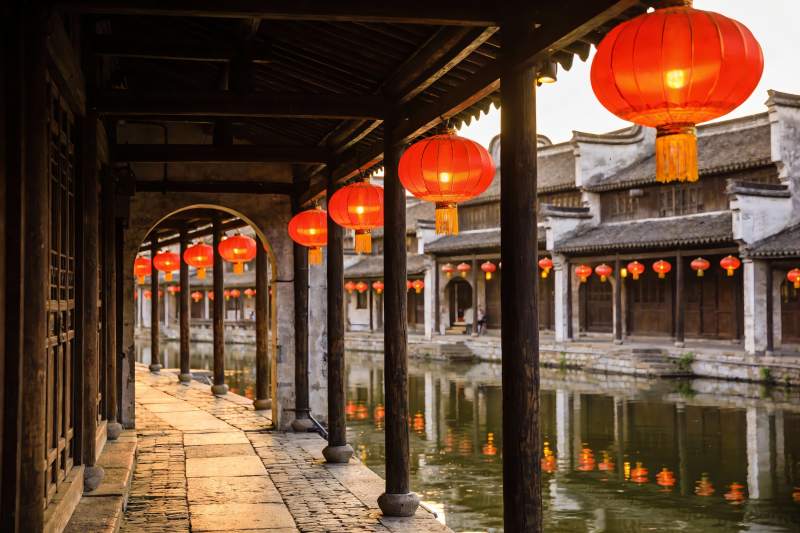 古建筑长廊挂红灯笼图片