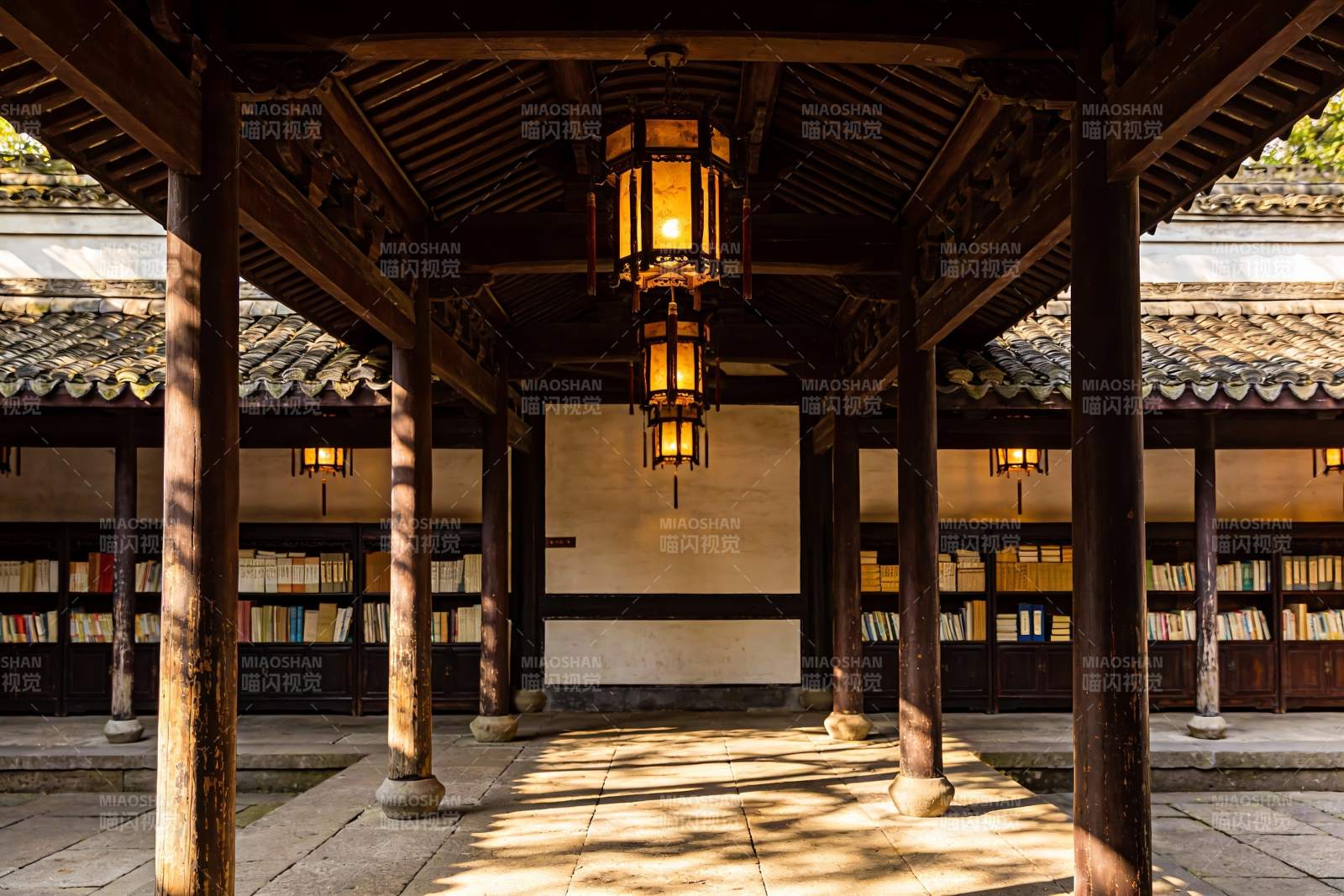 古色古香的中式长廊书屋图片