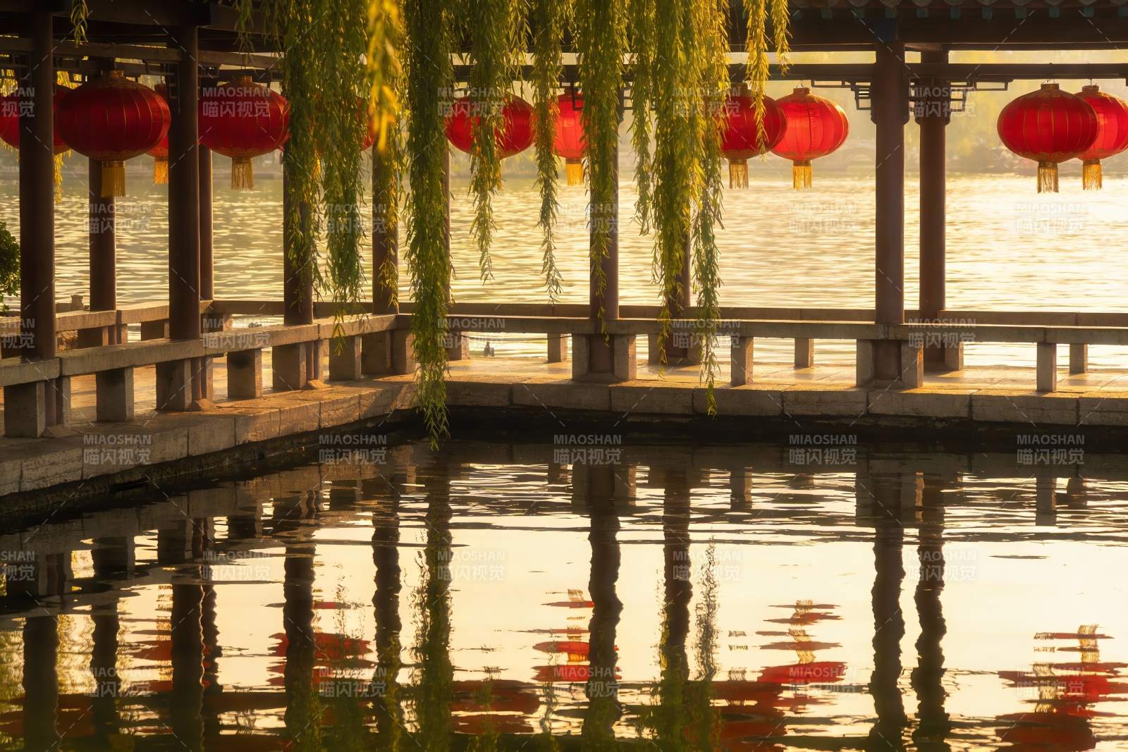 古亭水畔红灯笼垂柳倒影图片