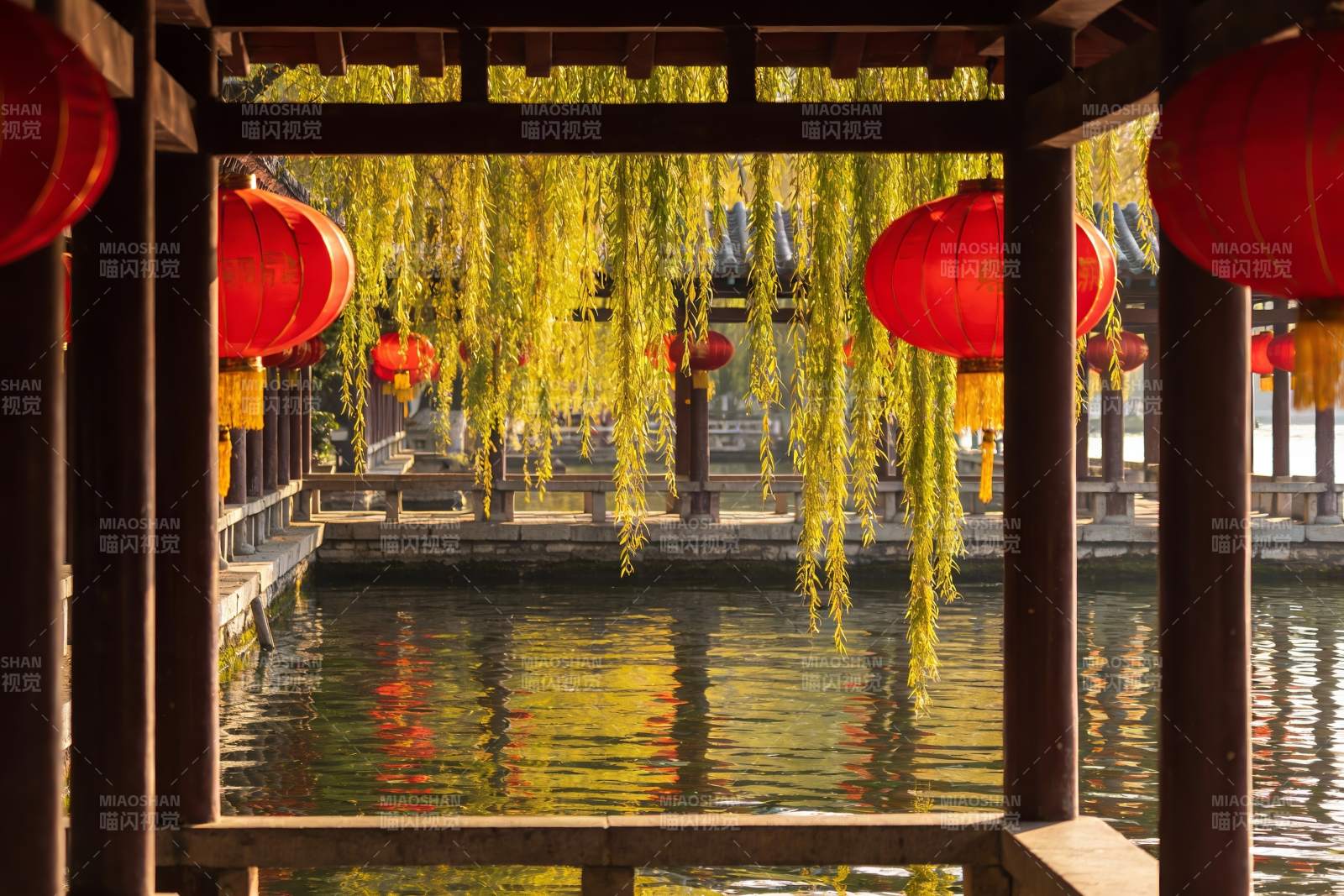 古亭红灯笼垂柳映水景图片
