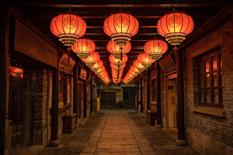 古巷夜景红灯笼高挂图片