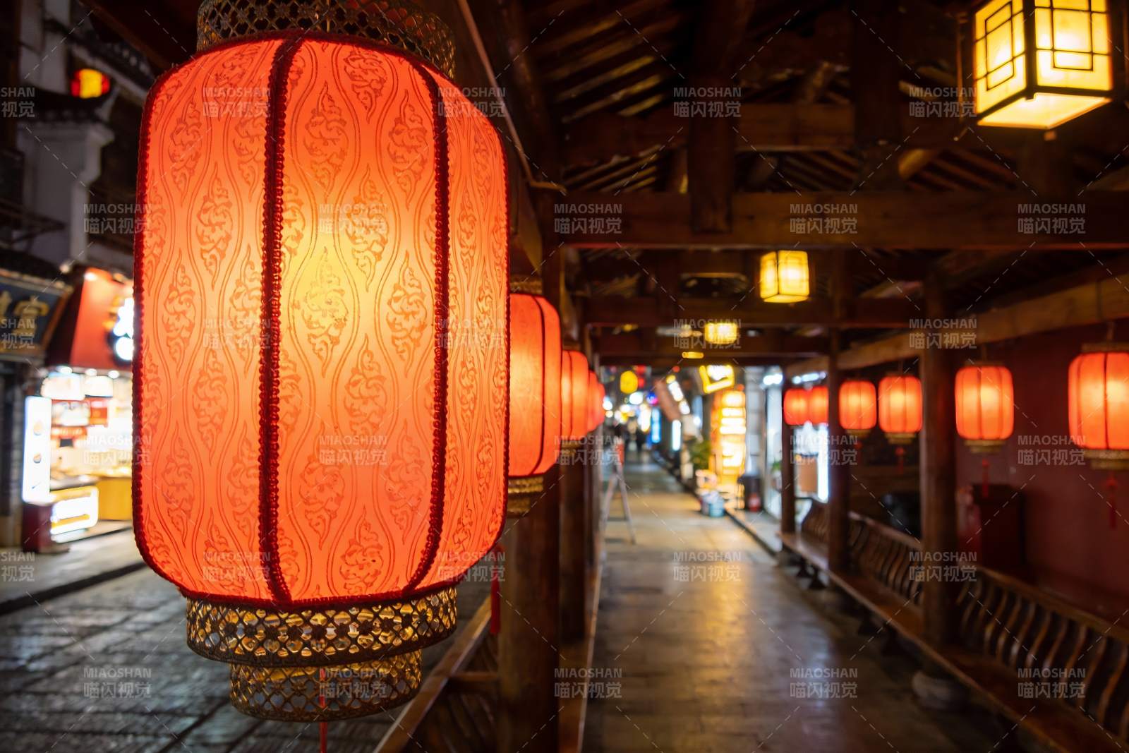 古色古香街道红灯笼高挂图片