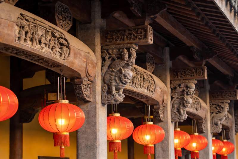 古建筑飞檐下的红灯笼图片