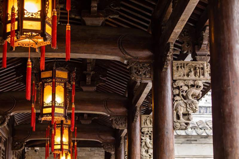 古建筑木雕与红灯笼图片