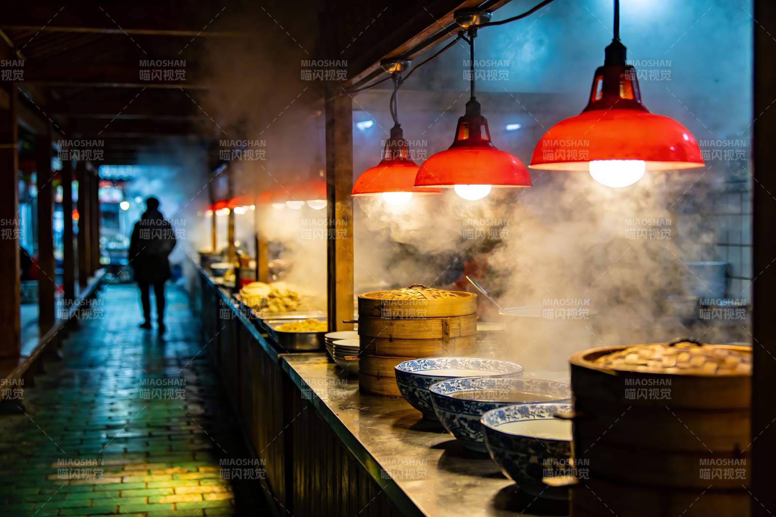 夜市美食摊位热气腾腾图片