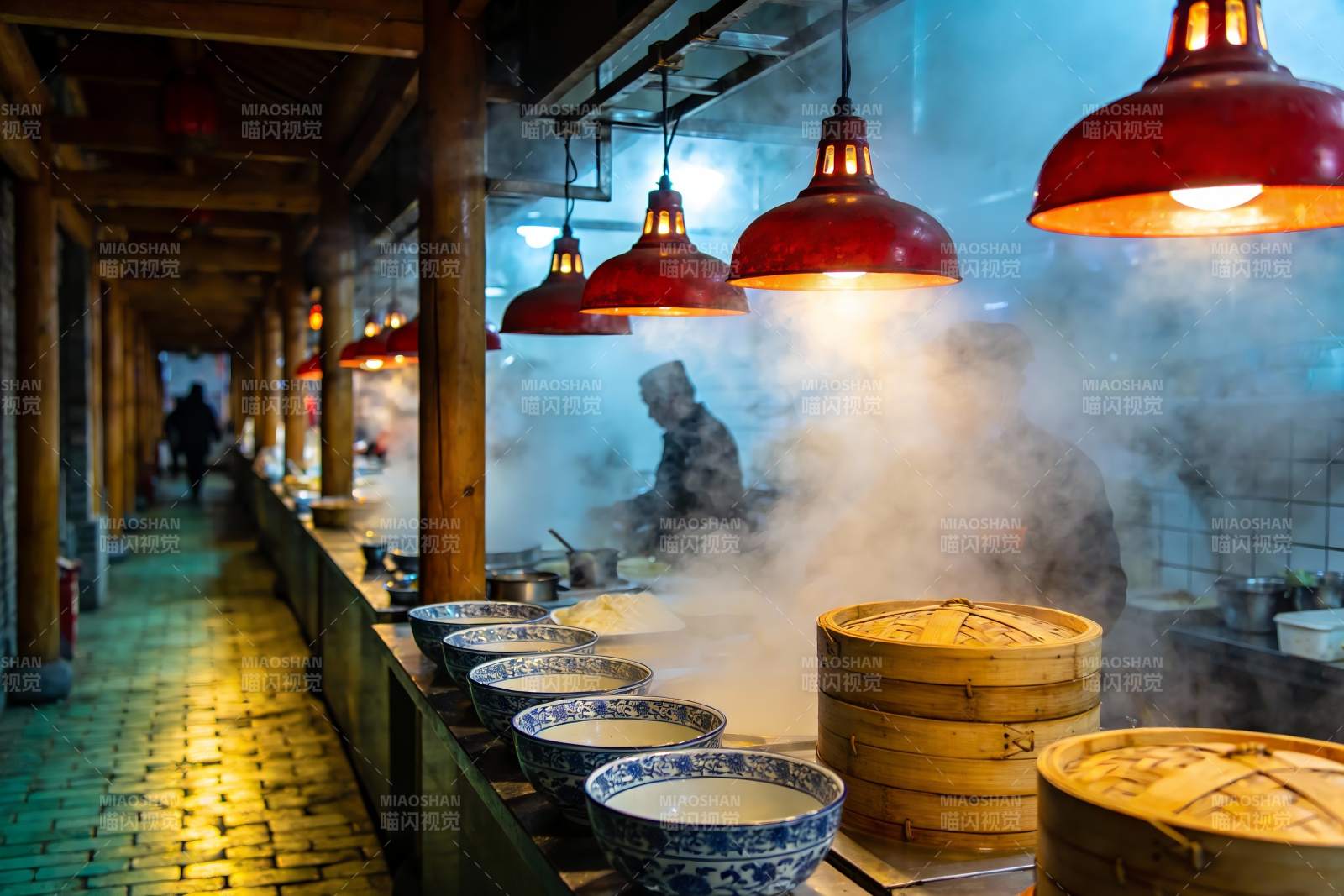 中式厨房蒸汽弥漫忙碌景象图片