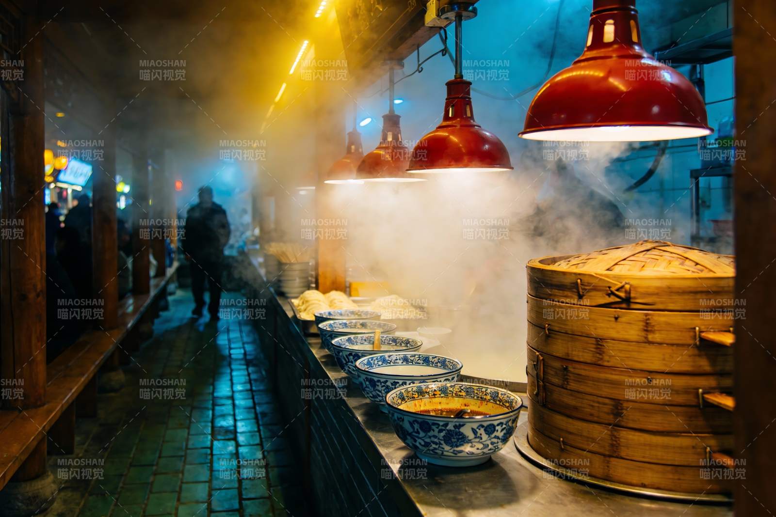 夜市美食摊位热气腾腾图片