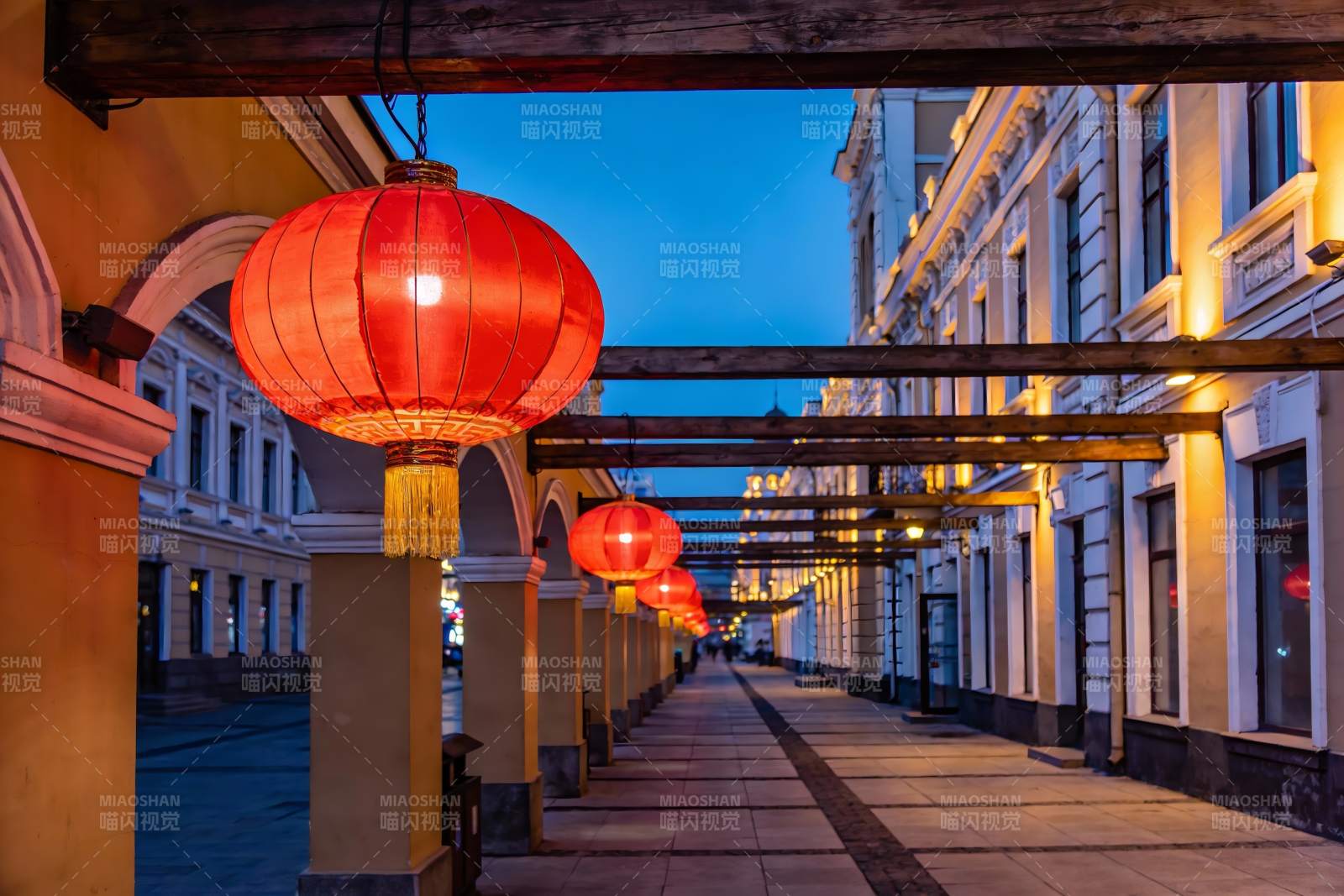 夜幕下灯笼照亮的拱廊街道图片