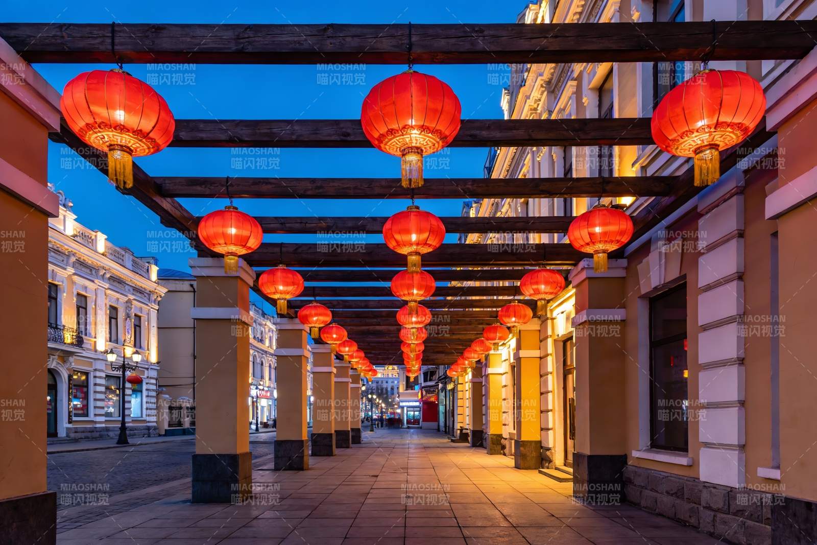 夜幕下灯笼高挂的街道图片