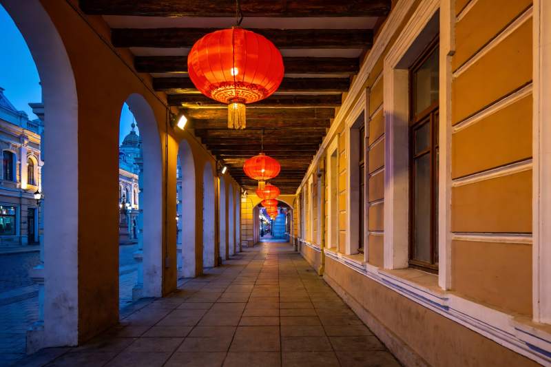 夜幕下拱廊红灯笼图片