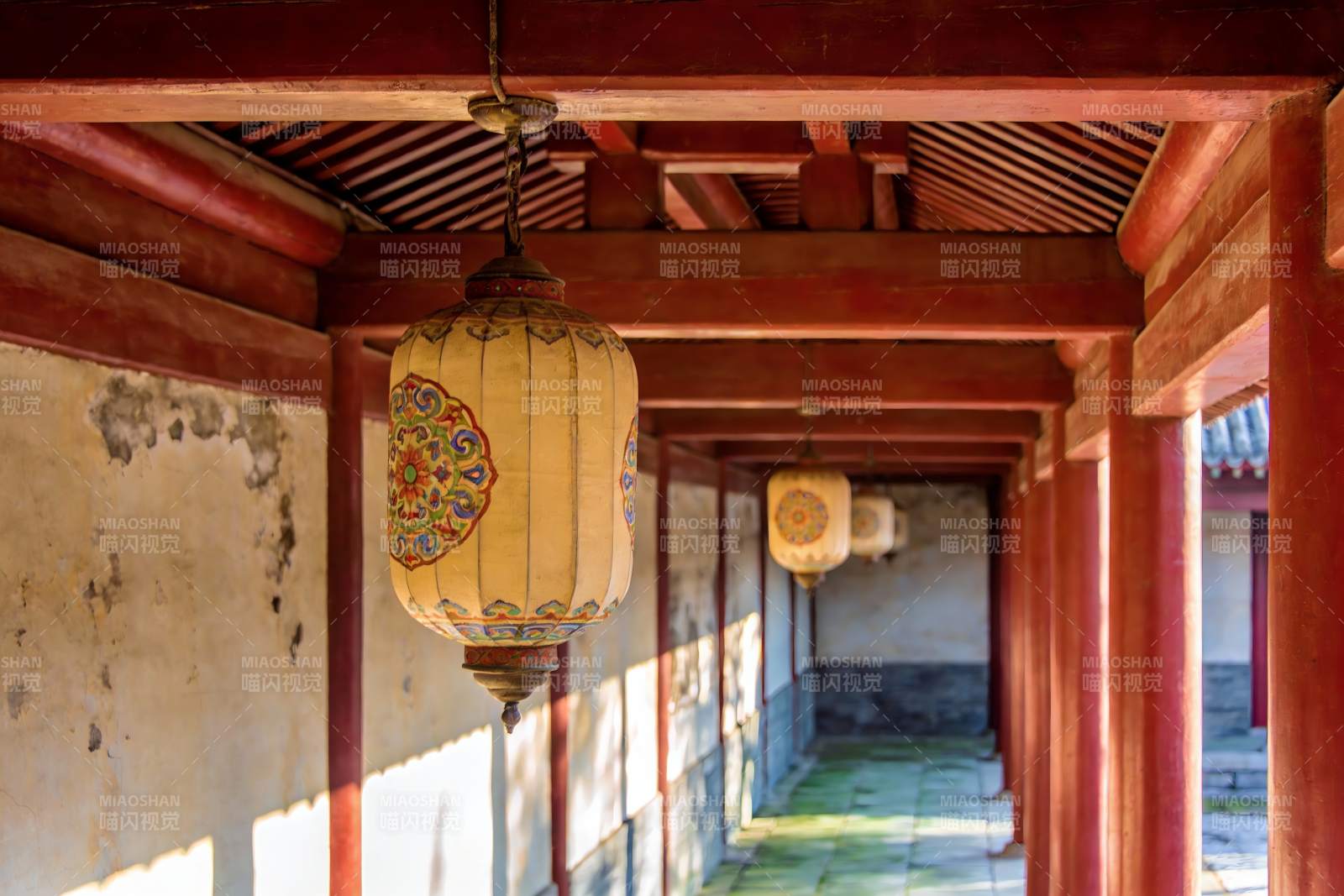 古建筑长廊悬挂彩绘灯笼图片