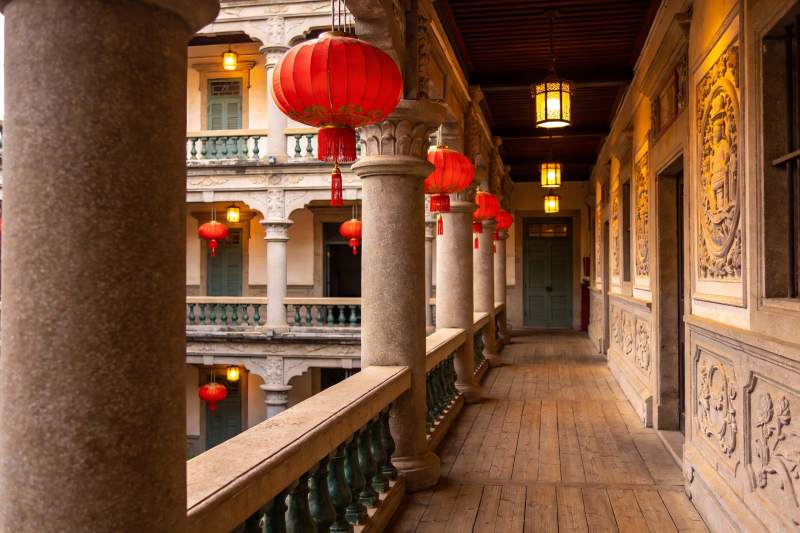 古建筑走廊挂红灯笼图片
