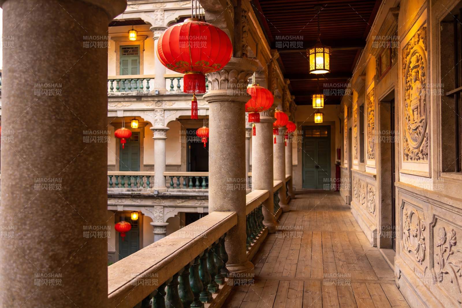 古建筑走廊挂红灯笼图片