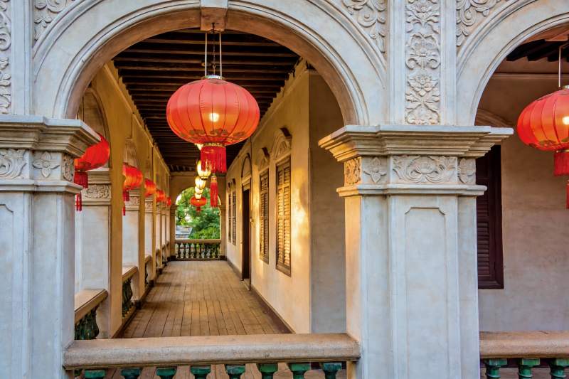 古建筑长廊挂红灯笼图片