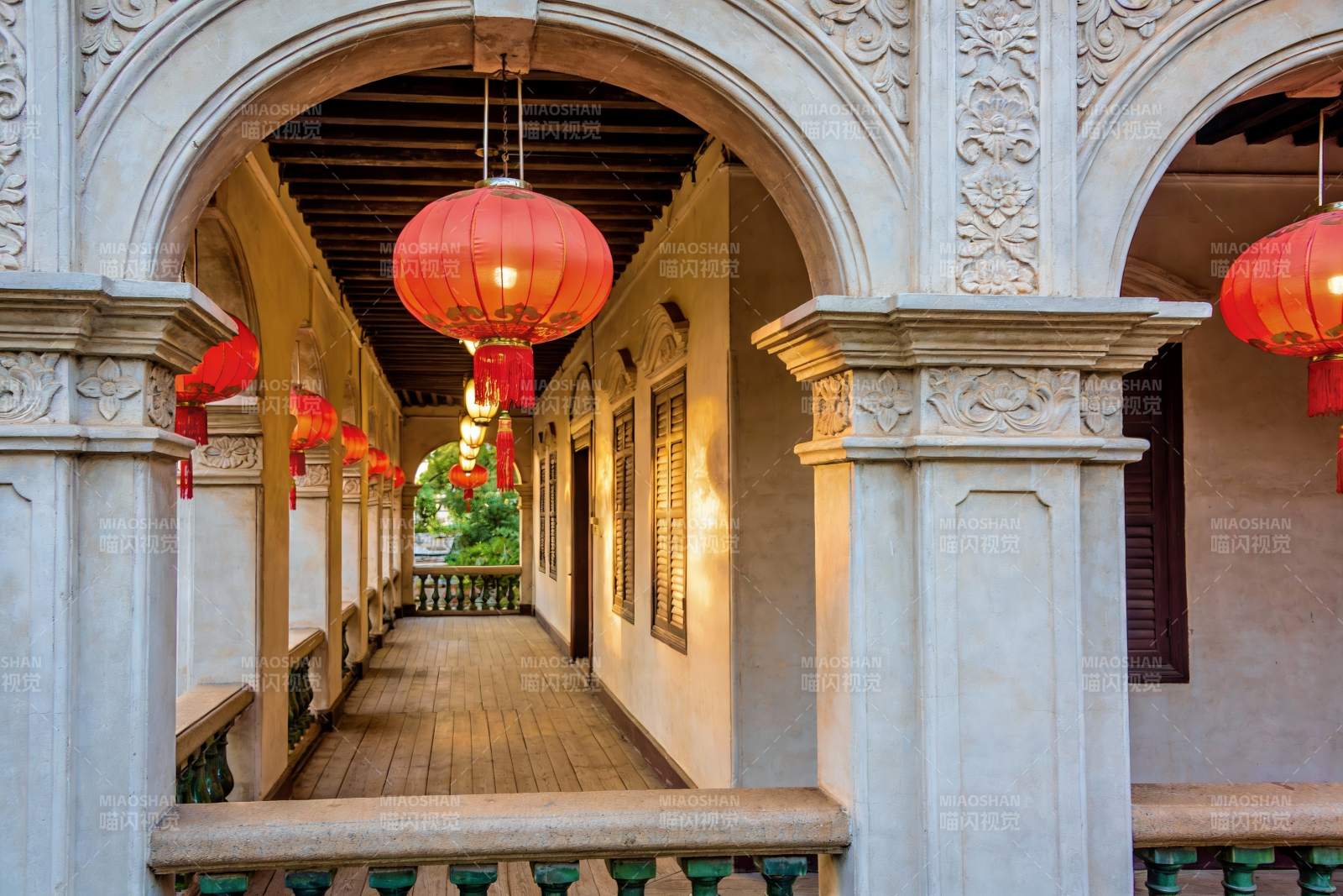 古建筑长廊挂红灯笼图片
