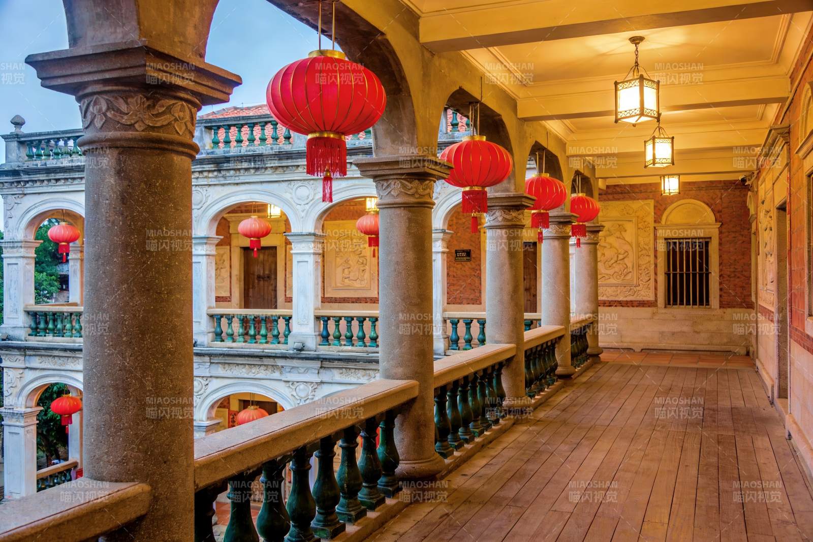 古建筑长廊挂红灯笼图片