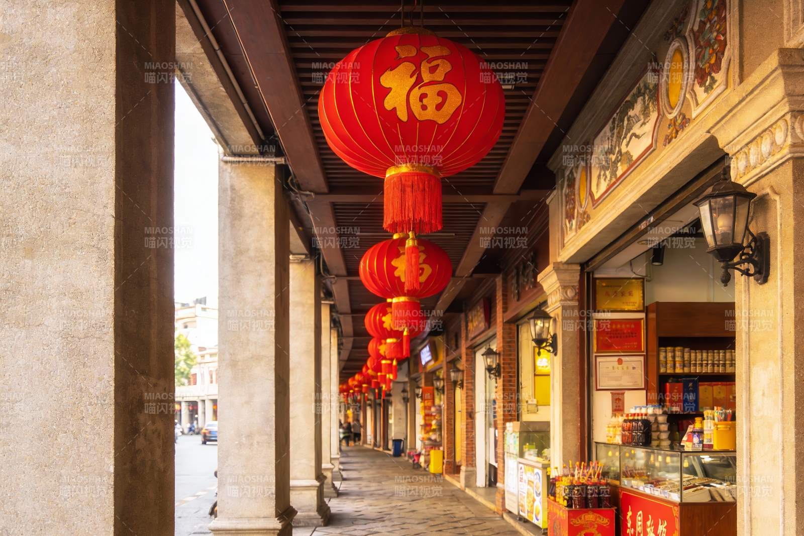 古街红灯笼高挂店铺林立图片