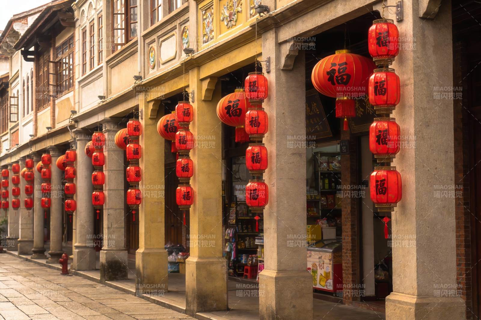 古街红灯笼装饰建筑图片