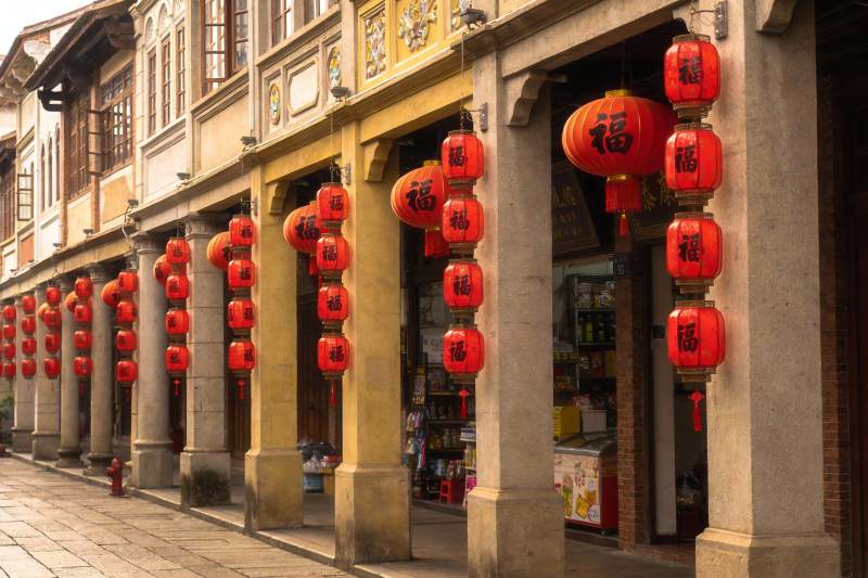 古街红灯笼装饰建筑图片