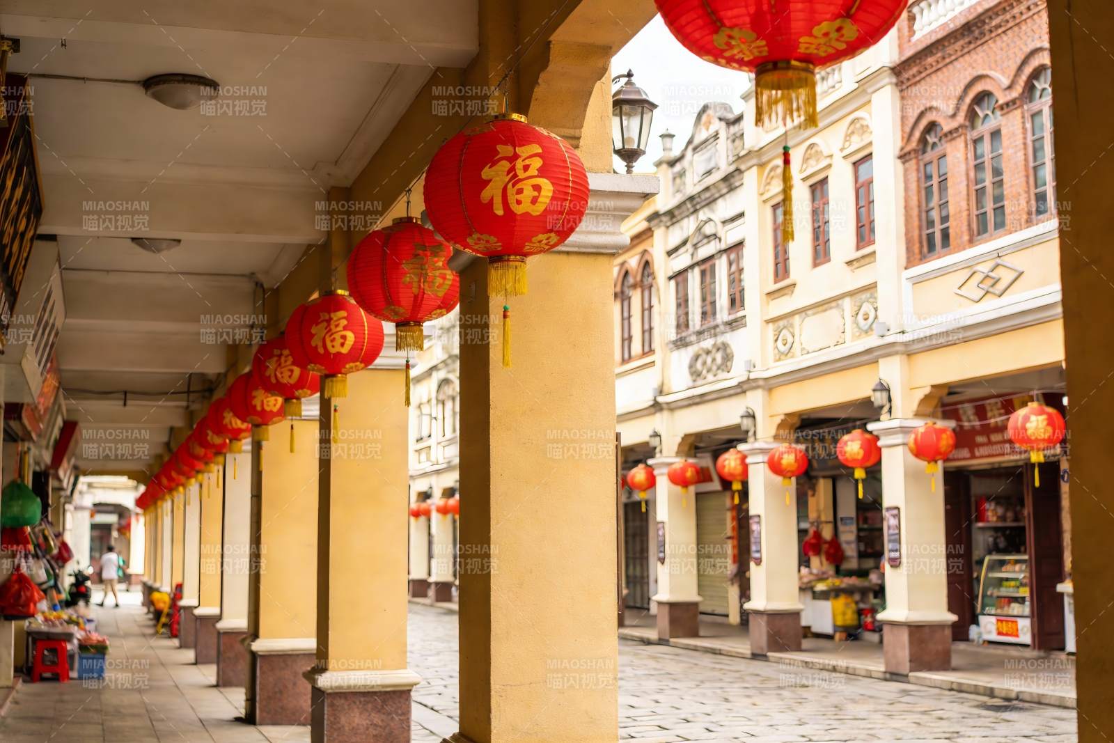 红灯笼装饰的古街景象图片