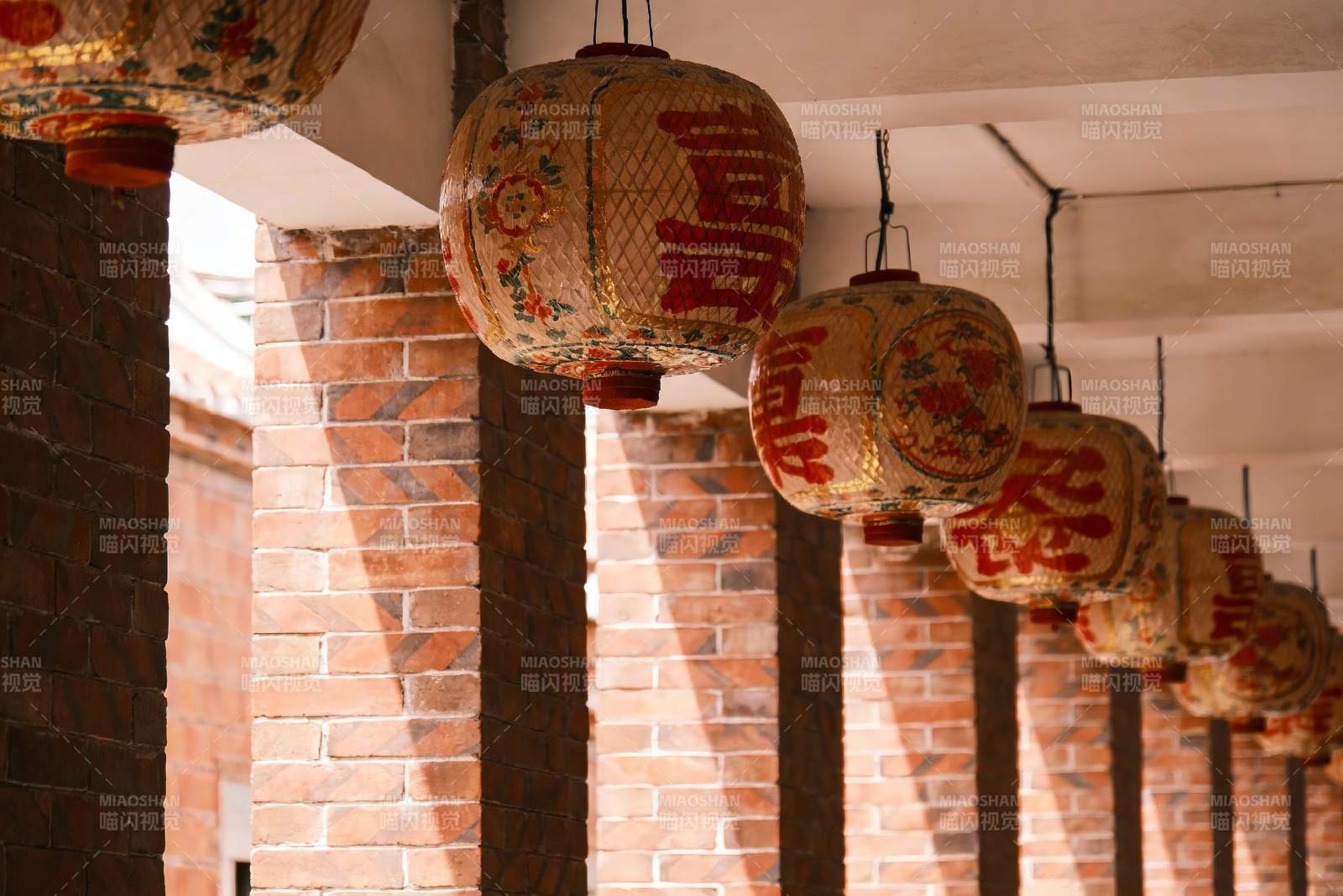 古色古香灯笼挂廊檐图片