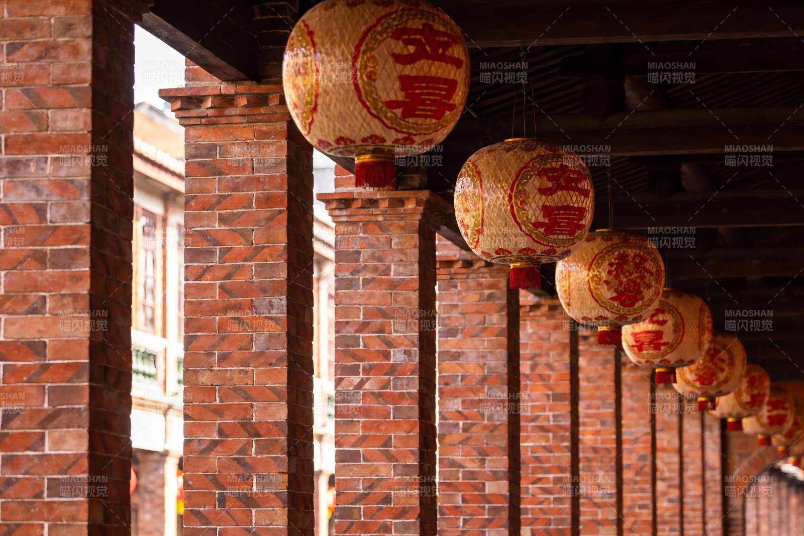 红砖廊柱挂灯笼图片