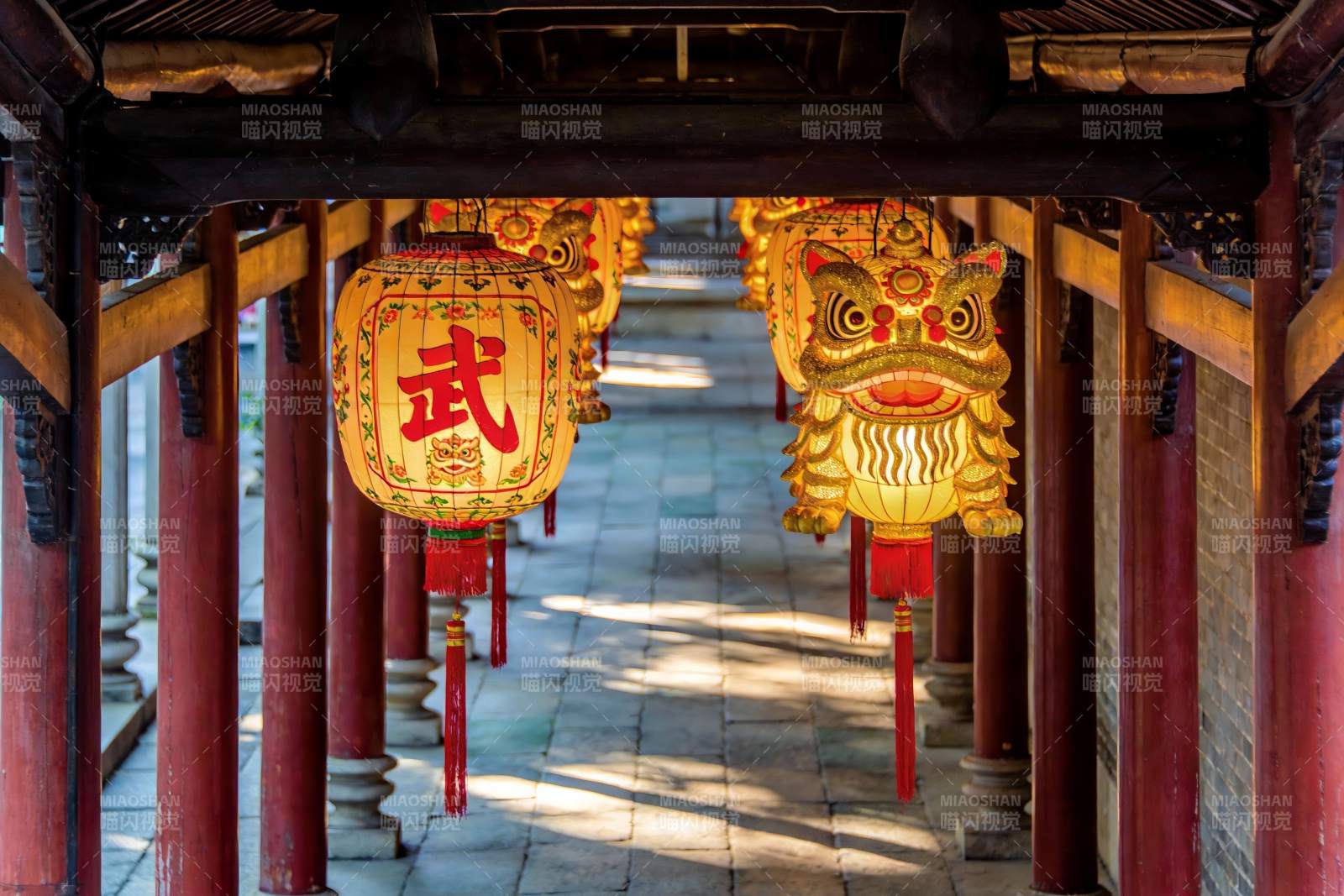 古建筑长廊挂满灯笼图片