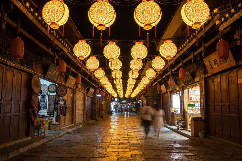 古街夜景灯笼高挂行人漫步图片