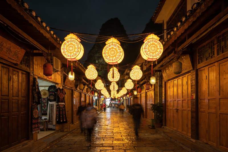 夜游古街灯火辉煌行人穿梭图片