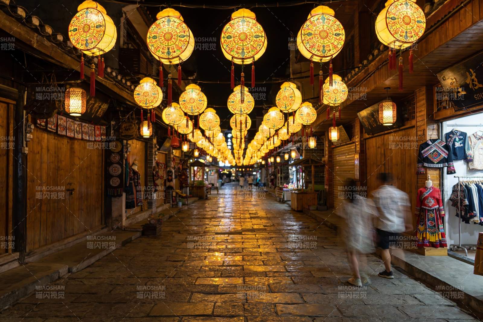 古街夜景灯笼高挂行人漫步图片